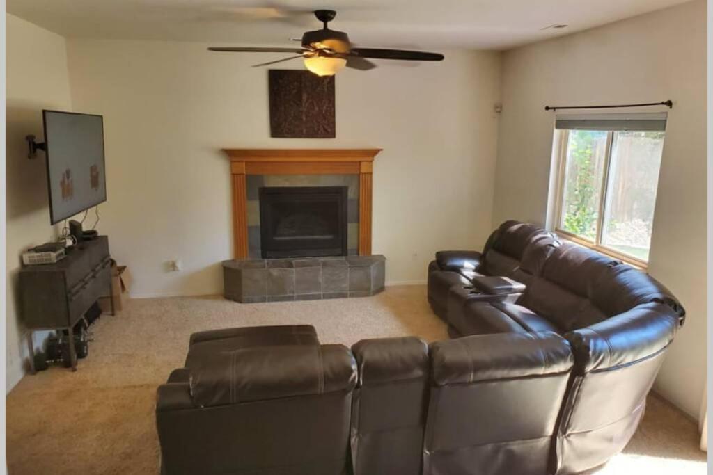 2 Master Suites/3 King Beds/4 Bath/mins To Airport * Colorado Springs
